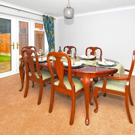 The Glade By Yourstays Huge Single Detached Holiday Home With Big Garden Newcastle-under-Lyme Kültér fotó