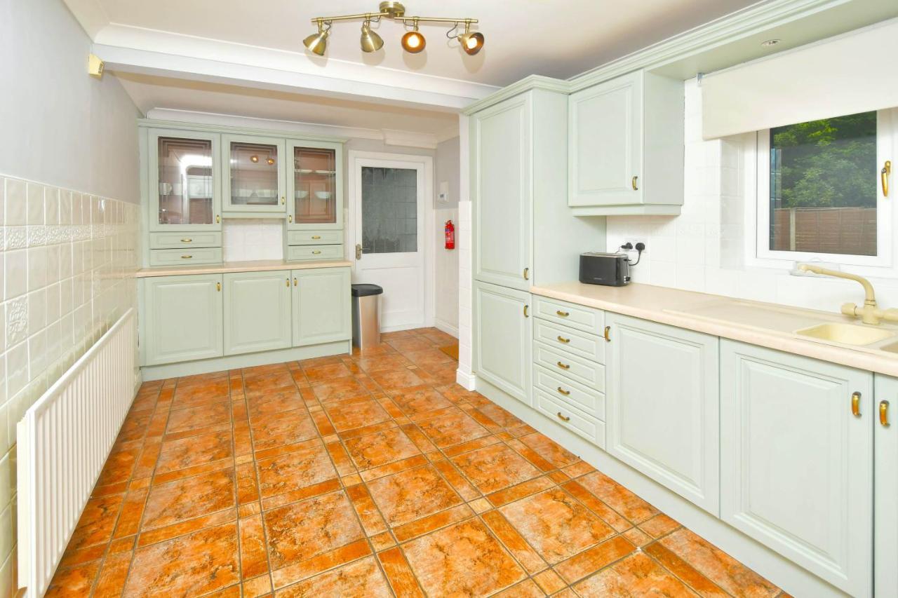 The Glade By Yourstays Huge Single Detached Holiday Home With Big Garden Newcastle-under-Lyme Kültér fotó