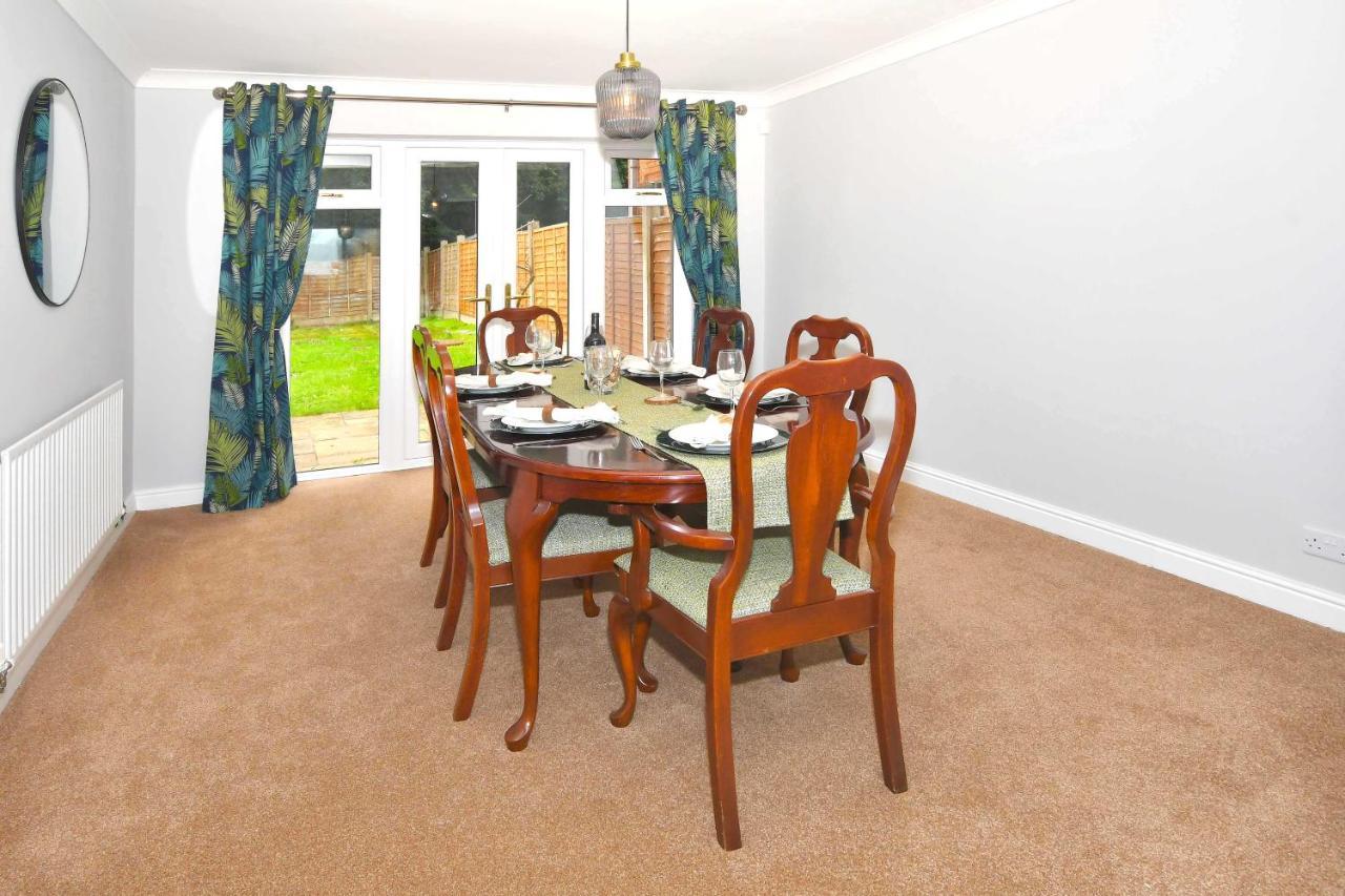 The Glade By Yourstays Huge Single Detached Holiday Home With Big Garden Newcastle-under-Lyme Kültér fotó