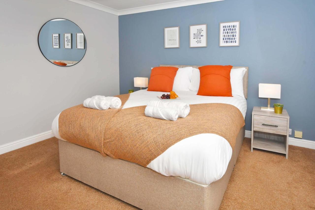 The Glade By Yourstays Huge Single Detached Holiday Home With Big Garden Newcastle-under-Lyme Kültér fotó