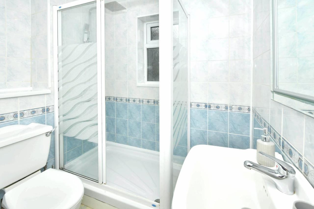 The Glade By Yourstays Huge Single Detached Holiday Home With Big Garden Newcastle-under-Lyme Kültér fotó
