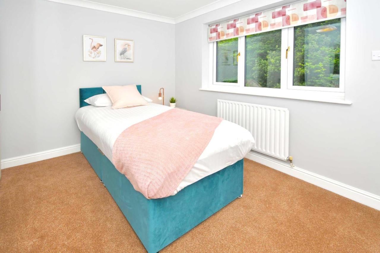 The Glade By Yourstays Huge Single Detached Holiday Home With Big Garden Newcastle-under-Lyme Kültér fotó