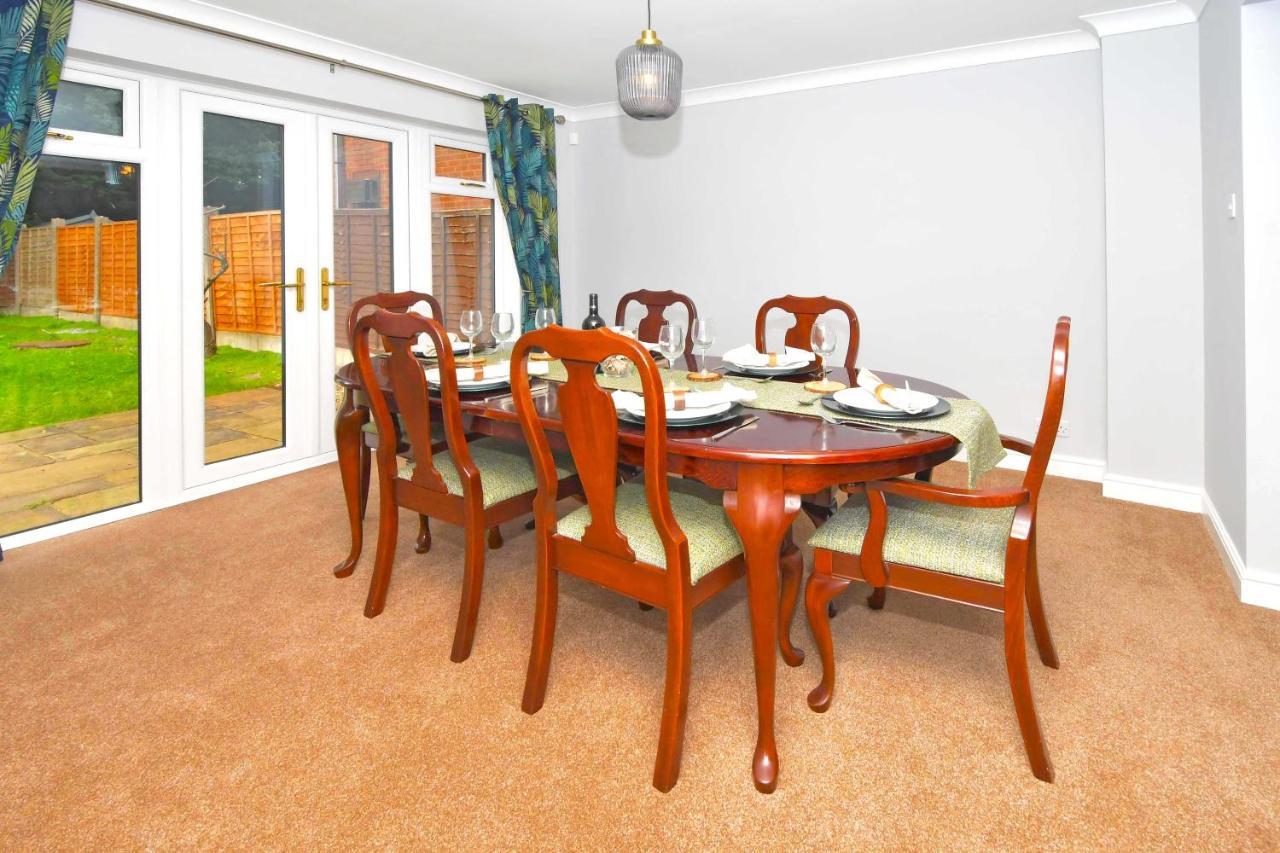 The Glade By Yourstays Huge Single Detached Holiday Home With Big Garden Newcastle-under-Lyme Kültér fotó