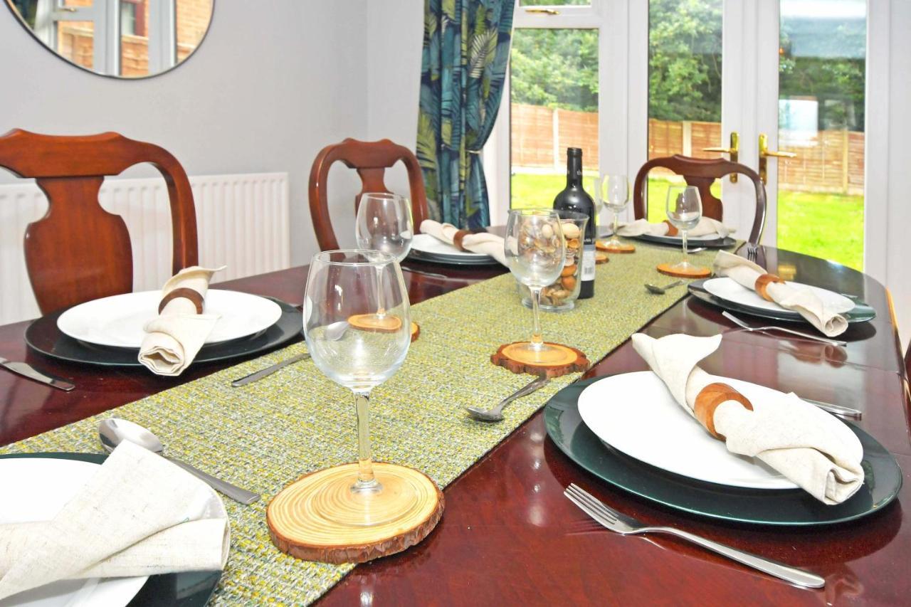 The Glade By Yourstays Huge Single Detached Holiday Home With Big Garden Newcastle-under-Lyme Kültér fotó