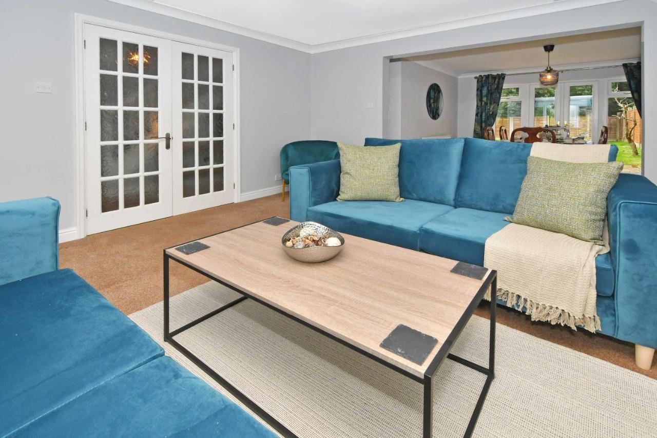 The Glade By Yourstays Huge Single Detached Holiday Home With Big Garden Newcastle-under-Lyme Kültér fotó