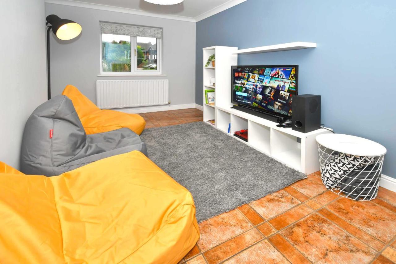 The Glade By Yourstays Huge Single Detached Holiday Home With Big Garden Newcastle-under-Lyme Kültér fotó