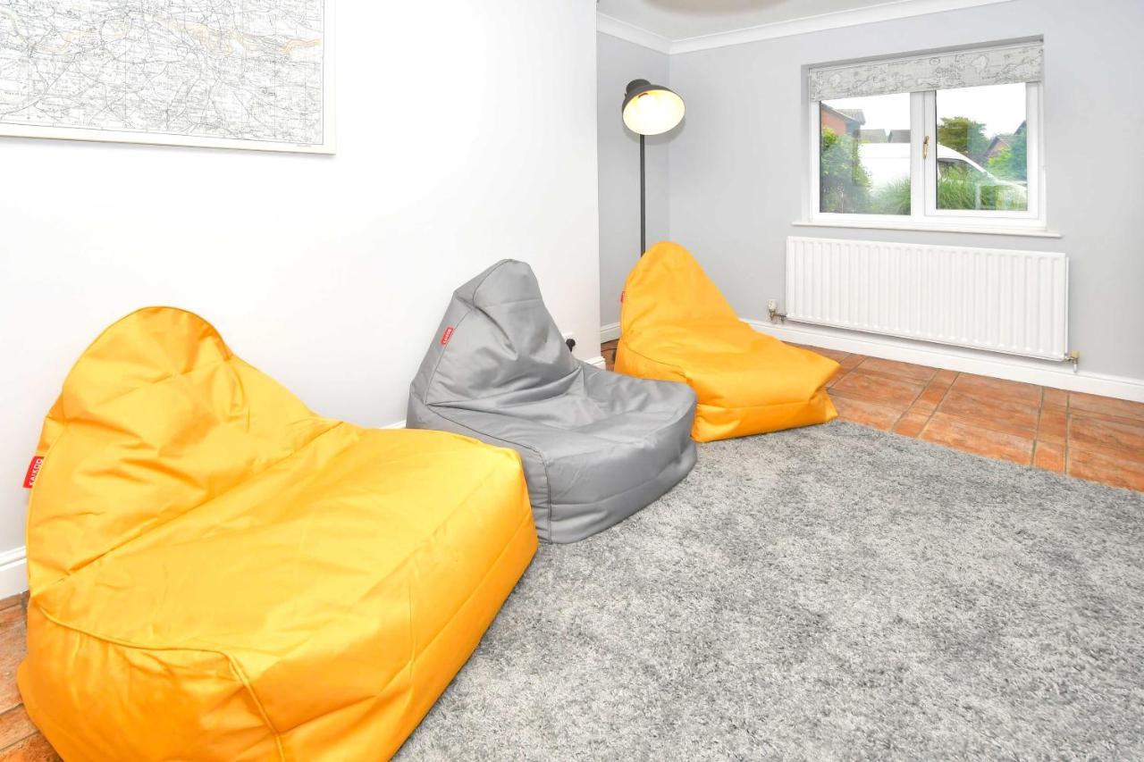 The Glade By Yourstays Huge Single Detached Holiday Home With Big Garden Newcastle-under-Lyme Kültér fotó