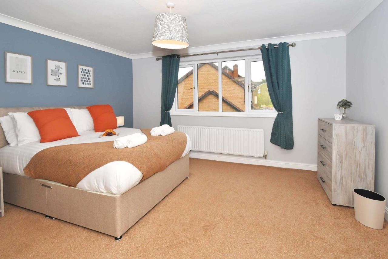The Glade By Yourstays Huge Single Detached Holiday Home With Big Garden Newcastle-under-Lyme Kültér fotó