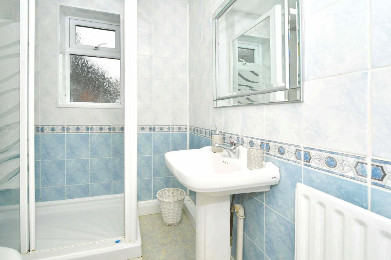 The Glade By Yourstays Huge Single Detached Holiday Home With Big Garden Newcastle-under-Lyme Kültér fotó