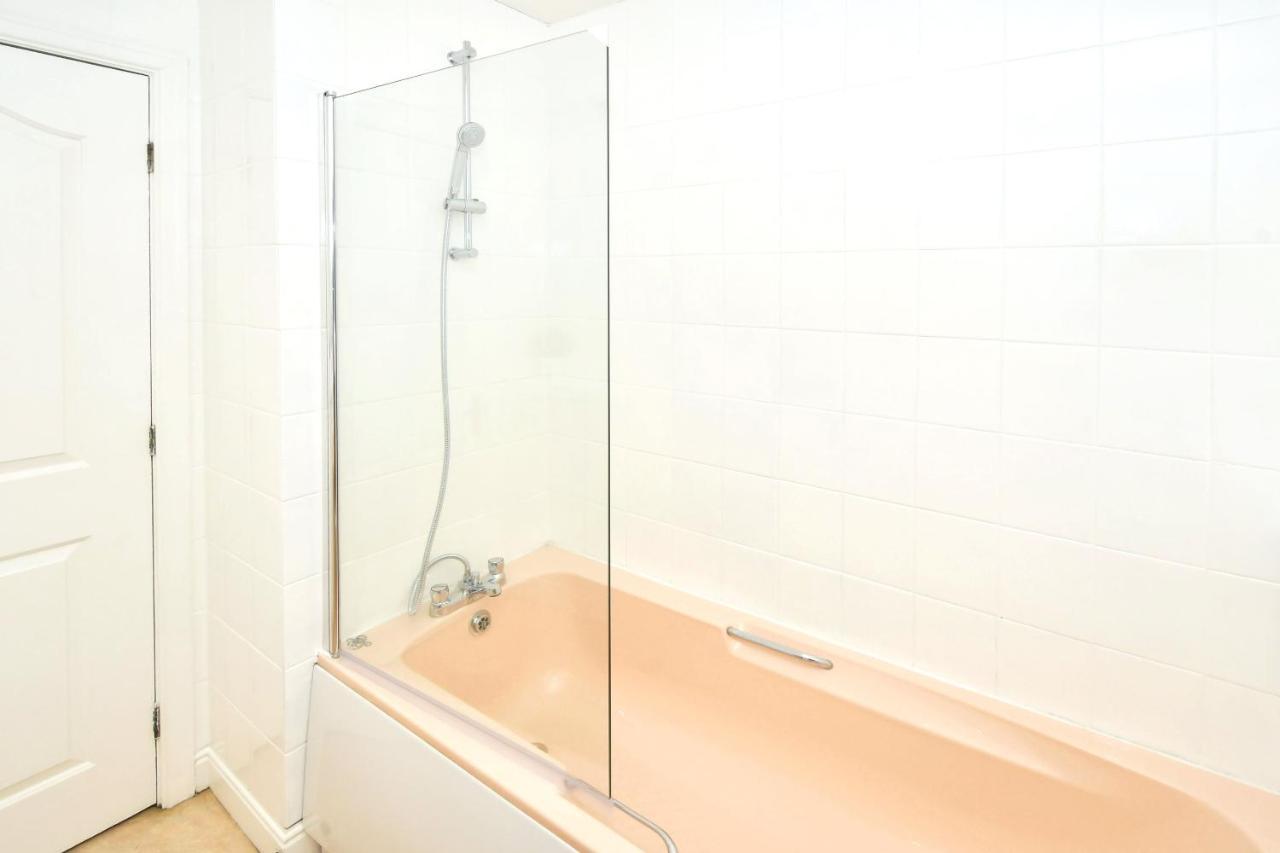 The Glade By Yourstays Huge Single Detached Holiday Home With Big Garden Newcastle-under-Lyme Kültér fotó