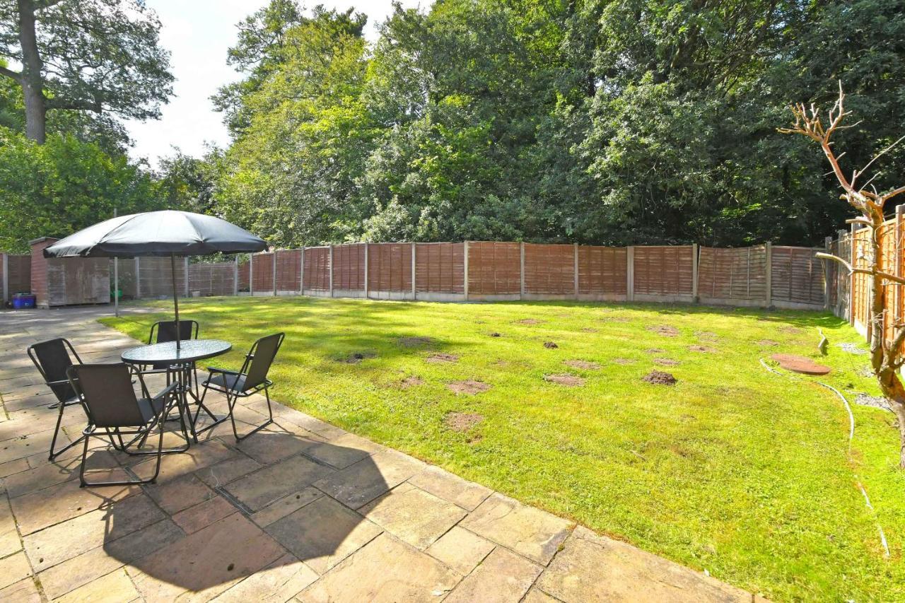 The Glade By Yourstays Huge Single Detached Holiday Home With Big Garden Newcastle-under-Lyme Kültér fotó