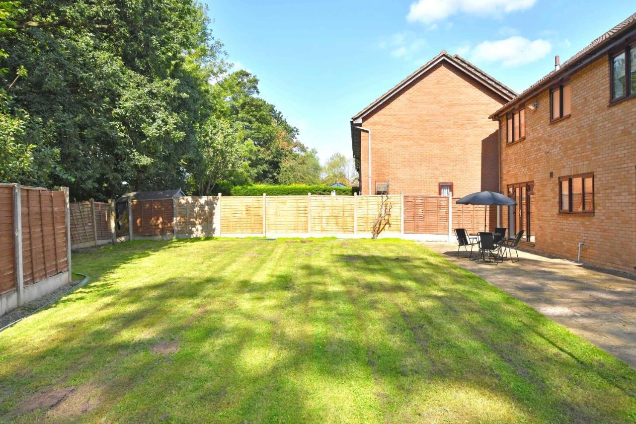 The Glade By Yourstays Huge Single Detached Holiday Home With Big Garden Newcastle-under-Lyme Kültér fotó