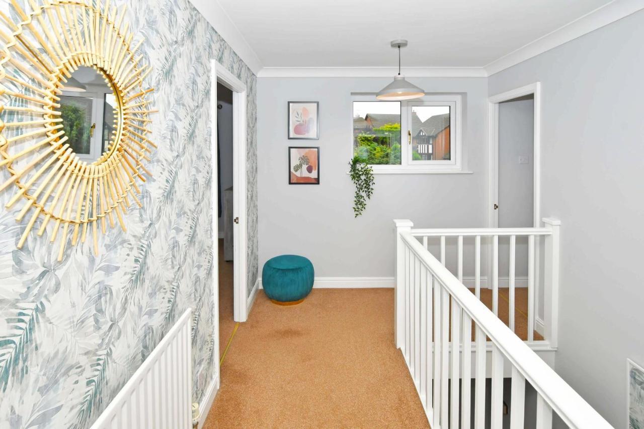 The Glade By Yourstays Huge Single Detached Holiday Home With Big Garden Newcastle-under-Lyme Kültér fotó
