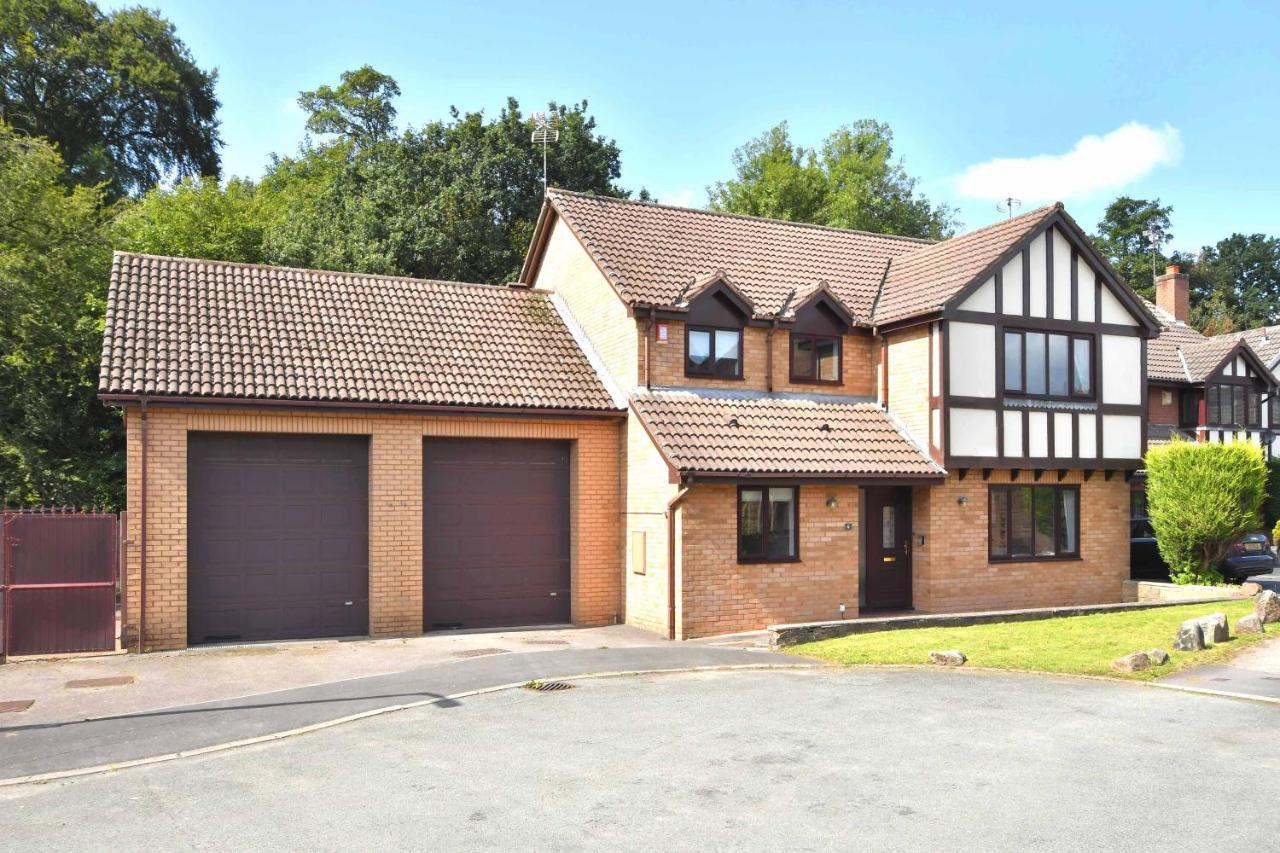 The Glade By Yourstays Huge Single Detached Holiday Home With Big Garden Newcastle-under-Lyme Kültér fotó