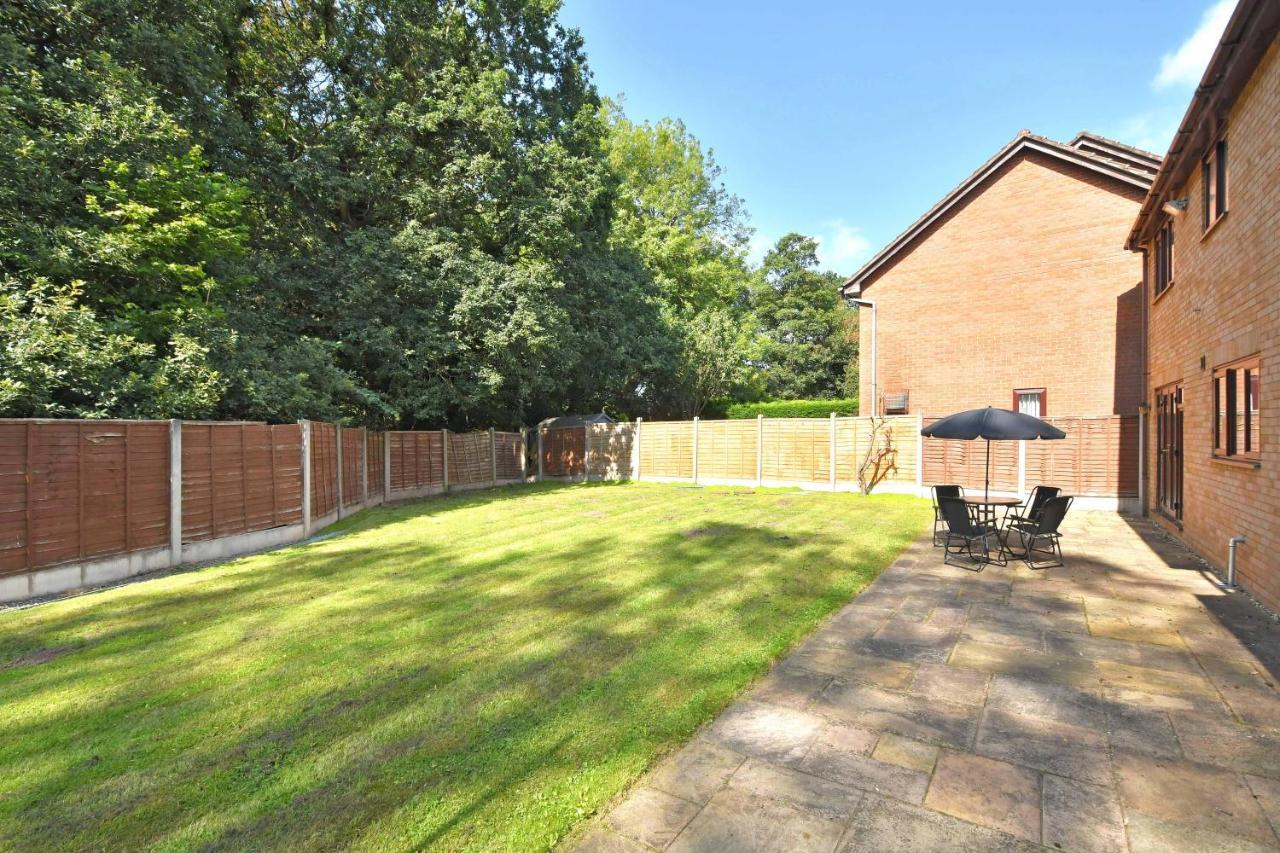 The Glade By Yourstays Huge Single Detached Holiday Home With Big Garden Newcastle-under-Lyme Kültér fotó